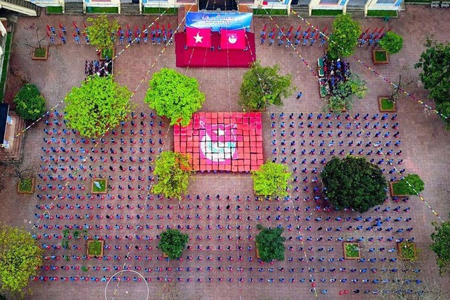 Độc đáo màn xếp hình cờ tổ quốc, cờ đoàn của ĐVTN ảnh 2