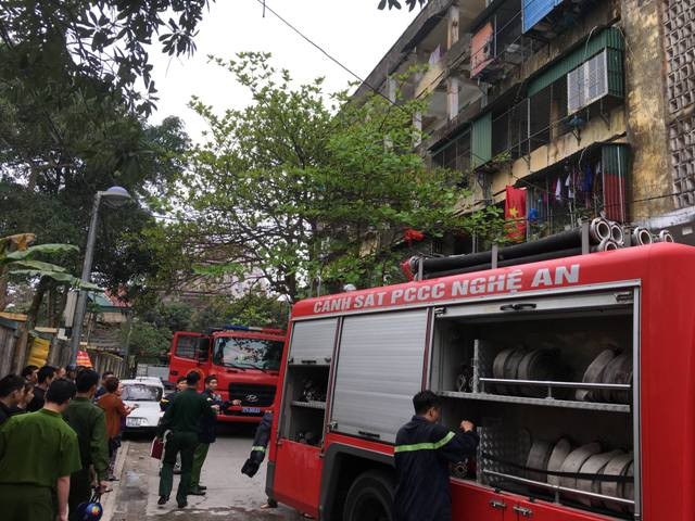 Hàng trăm người bỏ chạy tán loạn khi lửa bùng phát ở chung cư ảnh 4