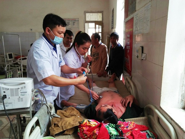 Nghệ An: Thêm một người nguy kịch khi uống rượu ngâm cây rừng ảnh 1