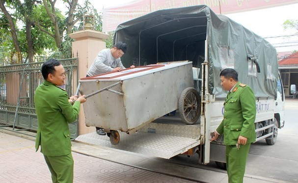Khống chế đối tượng dùng tuýp sắt đe dọa công an ảnh 1