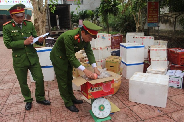 Nghệ An: Bắt giữ 2 tấn hoa quả các loại không rõ nguồn gốc ảnh 2