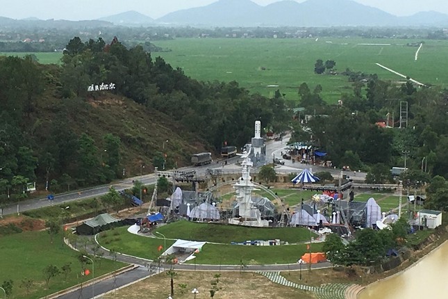 Đại diện báo Tiền Phong dâng hương tại khu di tích Ngã ba Đồng Lộc ảnh 2