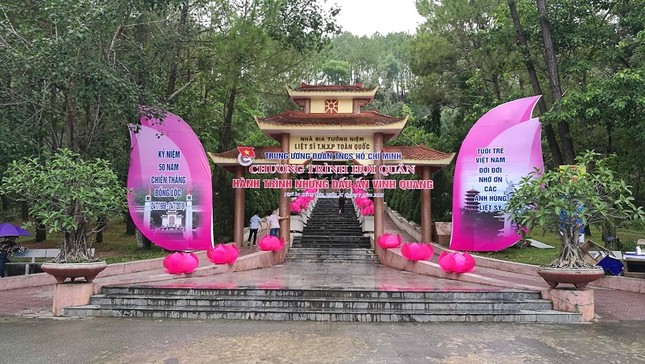 Đại diện báo Tiền Phong dâng hương tại khu di tích Ngã ba Đồng Lộc ảnh 1