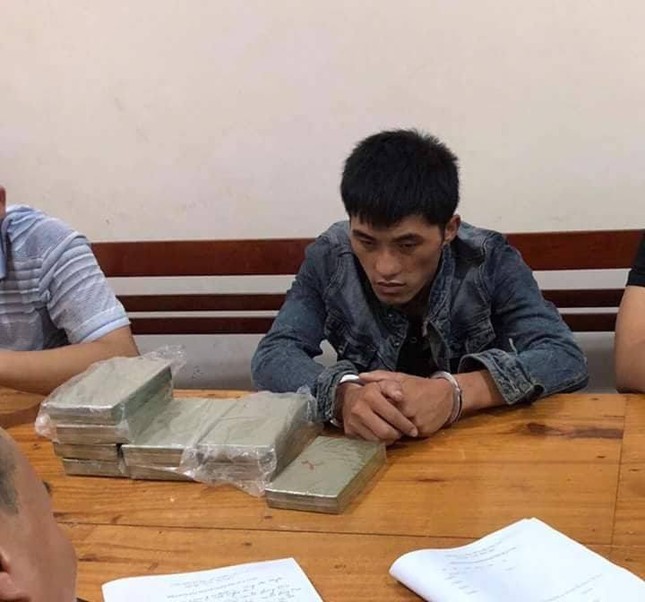 Bắt đối tượng nước ngoài vận chuyển 10 bánh heroin vào Việt Nam ảnh 1