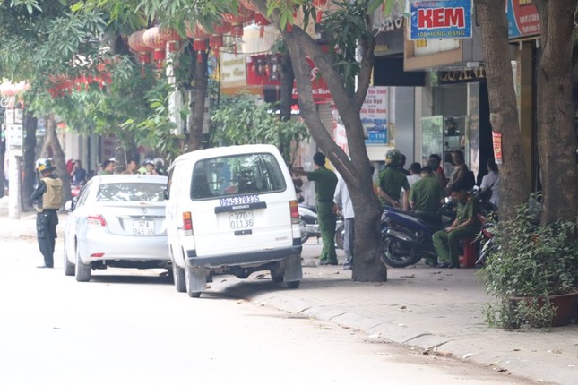 Gần 100 cảnh sát bao vây đối tượng mang hàng nóng tử thủ ảnh 11