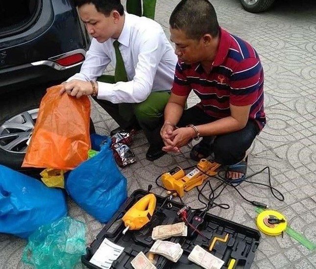 Bắt tài xế cố thủ trong ôtô sau khi đâm cọc tiêu vượt trạm thu phí BOT ảnh 2