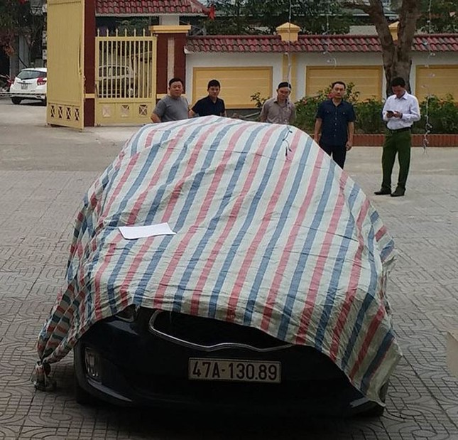 Bắt tài xế cố thủ trong ôtô sau khi đâm cọc tiêu vượt trạm thu phí BOT ảnh 1