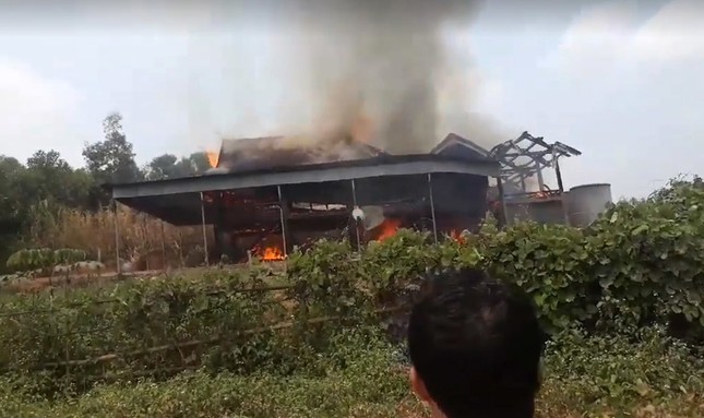 Ngôi nhà gỗ 5 gian bị thiêu rụi, gia chủ tử vong trong đám cháy ảnh 1