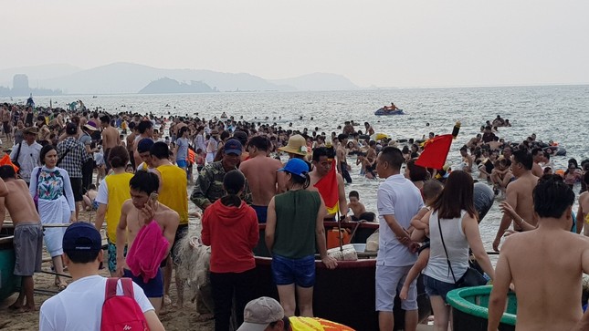 Hơn 2 vạn người trên bãi biển Cửa Lò, khách sạn 'cháy' phòng ảnh 4
