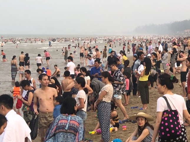 Hơn 2 vạn người trên bãi biển Cửa Lò, khách sạn 'cháy' phòng ảnh 5