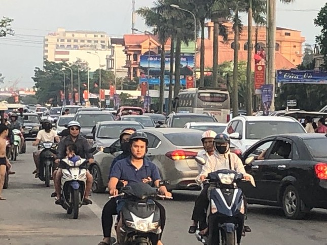 Hơn 2 vạn người trên bãi biển Cửa Lò, khách sạn 'cháy' phòng ảnh 1