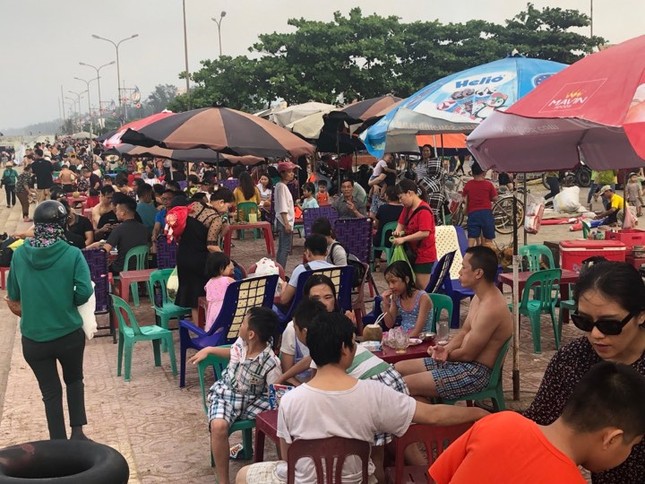 Hơn 2 vạn người trên bãi biển Cửa Lò, khách sạn 'cháy' phòng ảnh 3