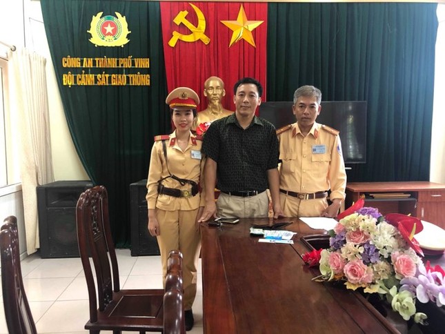 Cảnh sát giao thông TP Vinh trả lại hàng chục triệu đồng cho người đánh rơi ảnh 2
