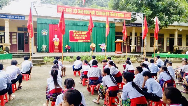 Trường học ở xã nghèo nhất Nghệ An tổ chức khai giảng sớm ảnh 3