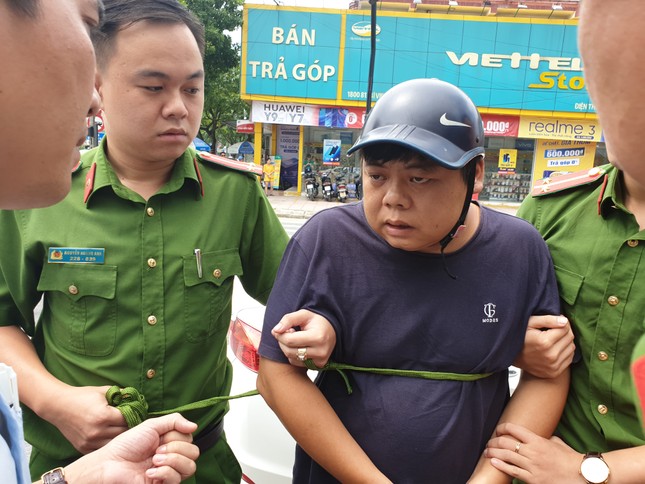 Ba người Trung Quốc dùng thẻ ATM rút tiền của hàng chục khách hàng ảnh 4