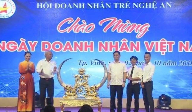Thực hư đấu giá cặp sừng bò nghi là ‘động vật hoang dã’ ảnh 1