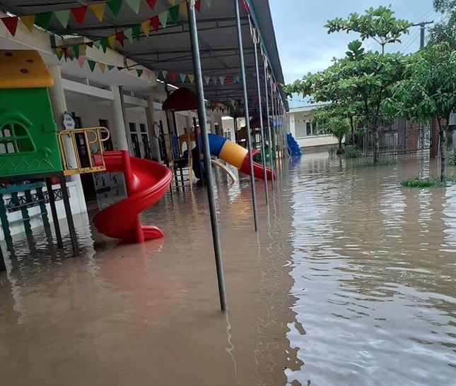 Hà Tĩnh: Mưa lũ chia cắt nhiều tuyến đường, hàng ngàn học sinh phải nghỉ học ảnh 2