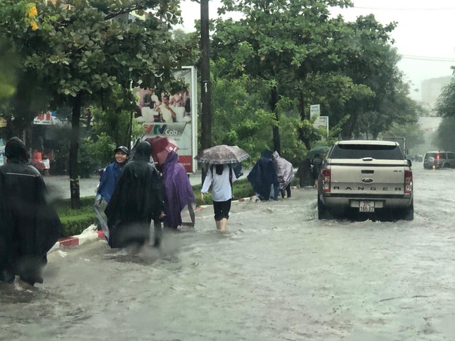 Thành Vinh 'thất thủ' sau trận mưa xối xả ảnh 4