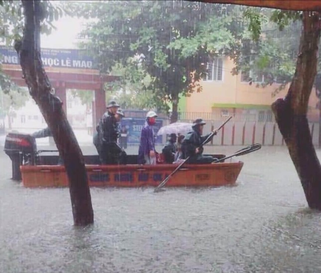 Thành Vinh 'thất thủ' sau trận mưa xối xả ảnh 8