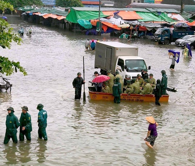 Bộ đội vượt lũ cứu hộ người dân TP Vinh giữa mưa trắng trời ảnh 8