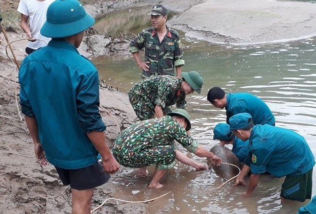 Phát hiện quả bom 'khủng' nặng hơn 300kg dưới sông ảnh 1