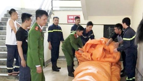 Mâu thuẫn chuyện gia đình, người phụ nữ lên tầng 6 dọa nhảy lầu tự tử ảnh 1