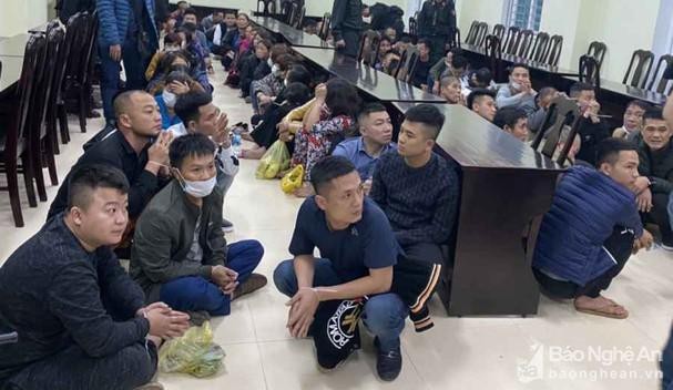 Tin mới vụ sới bạc 'khủng' trong quán karaoke ở Nghệ An ảnh 2