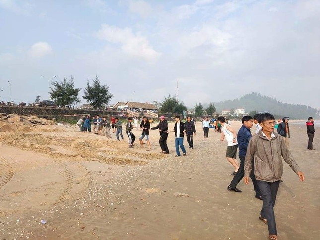 Rủ nhau xuống biển tắm, hai học sinh bị sóng cuốn mất tích ảnh 1