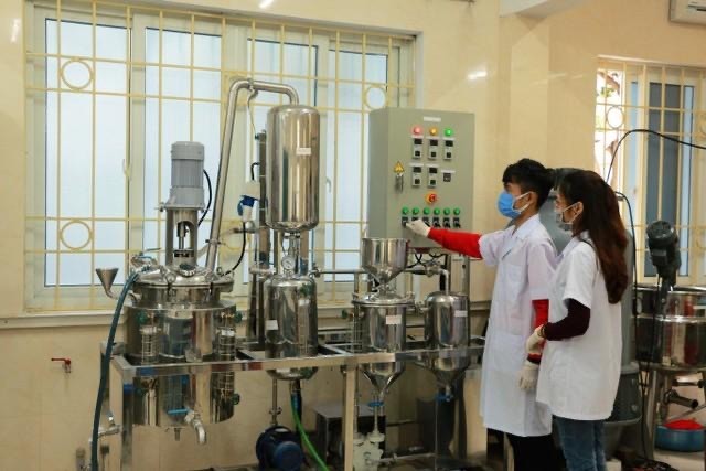 ĐH Vinh sản xuất dung dịch rửa tay, cấp phát miễn phí cho người dân ảnh 2