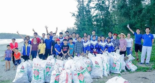 Cặp vợ chồng cặm cụi thu gom rác thải ở vùng quê ảnh 4