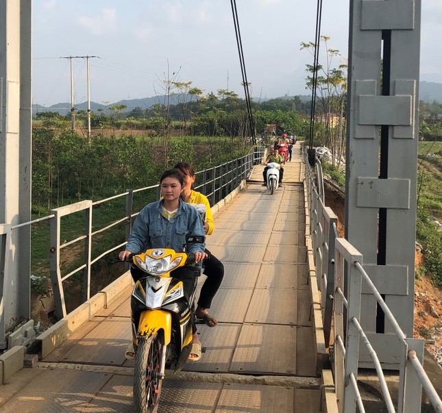 Tặng 1.300 cuốn vở cho học sinh Chôm Lôm ảnh 3