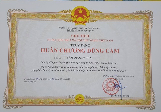 Chủ tịch nước truy tặng Huân chương cho Đại úy công an hy sinh khi bắt tội phạm ảnh 1