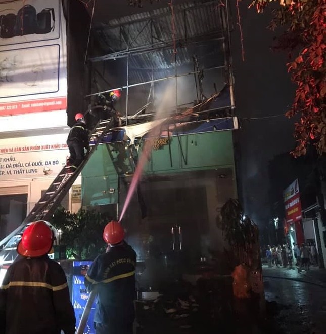 Nhà hai tầng bốc cháy dữ dội trong đêm ảnh 3