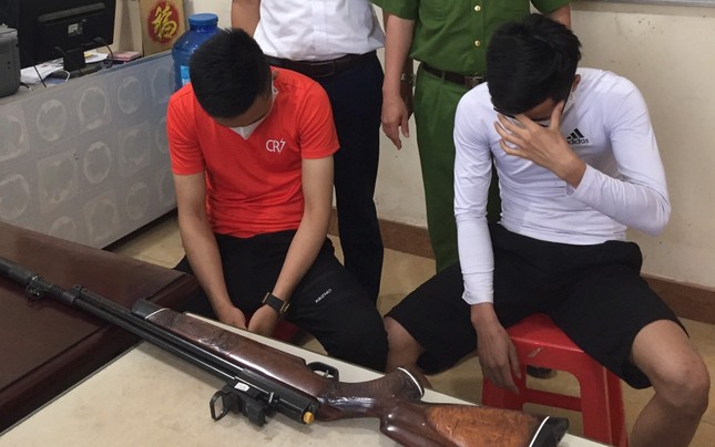 Xử phạt hai thanh niên sử dụng vũ khí quân dụng trái phép ảnh 1