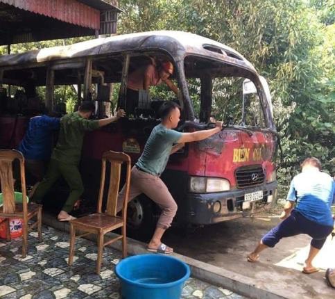 Thắp hương ngày rằm, lửa bốc cháy thiêu rụi xe khách 29 chỗ ngồi ảnh 1