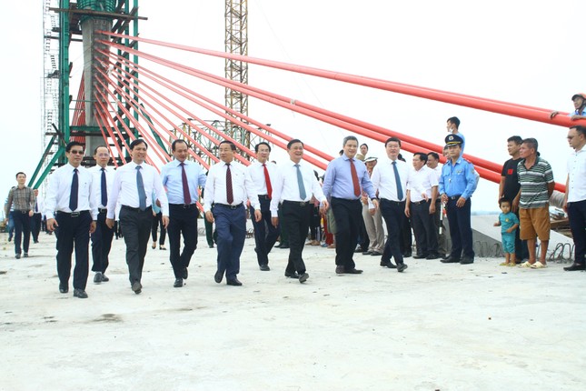 Hợp long cầu Cửa Hội bắc qua sông Lam nối 2 tỉnh Nghệ An, Hà Tĩnh ảnh 2