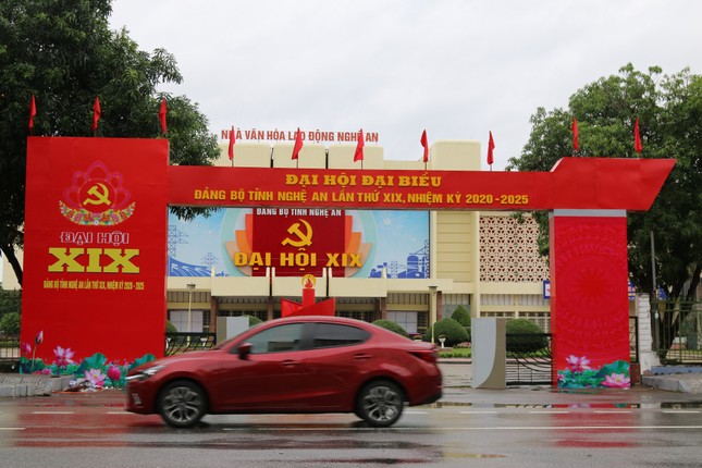 Nghệ An rực rỡ cờ hoa chào mừng Đại hội Đảng bộ tỉnh ảnh 3