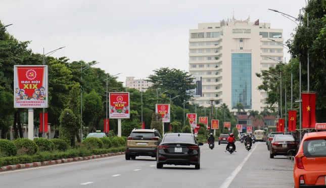 Nghệ An rực rỡ cờ hoa chào mừng Đại hội Đảng bộ tỉnh ảnh 8