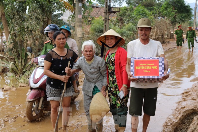 Hình ảnh Thủ tướng Nguyễn Xuân Phúc thăm hỏi, động viên nhân dân rốn lũ Quảng Bình ảnh 9