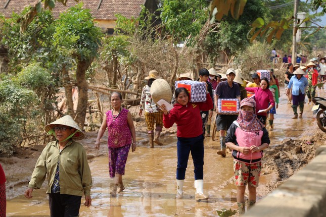 Hình ảnh Thủ tướng Nguyễn Xuân Phúc thăm hỏi, động viên nhân dân rốn lũ Quảng Bình ảnh 10