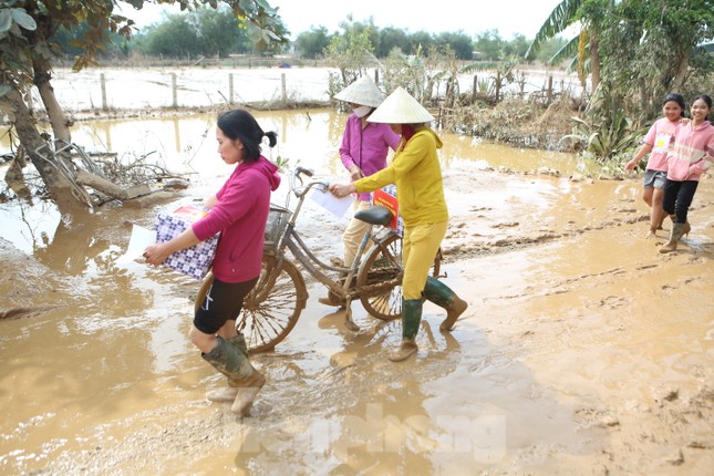 Hình ảnh Thủ tướng Nguyễn Xuân Phúc thăm hỏi, động viên nhân dân rốn lũ Quảng Bình ảnh 11