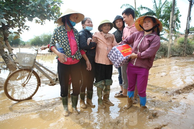 Hình ảnh Thủ tướng Nguyễn Xuân Phúc thăm hỏi, động viên nhân dân rốn lũ Quảng Bình ảnh 12