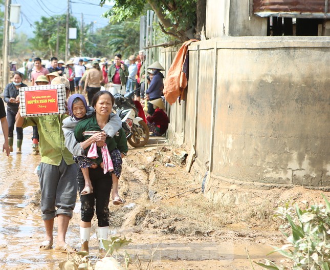 Hình ảnh Thủ tướng Nguyễn Xuân Phúc thăm hỏi, động viên nhân dân rốn lũ Quảng Bình ảnh 13