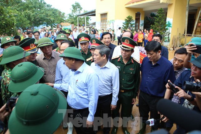 Hình ảnh Thủ tướng Nguyễn Xuân Phúc thăm hỏi, động viên nhân dân rốn lũ Quảng Bình ảnh 14
