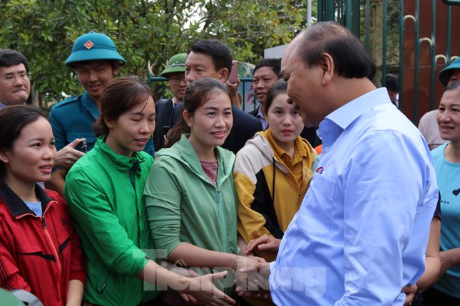 Hình ảnh Thủ tướng Nguyễn Xuân Phúc thăm hỏi, động viên nhân dân rốn lũ Quảng Bình ảnh 1