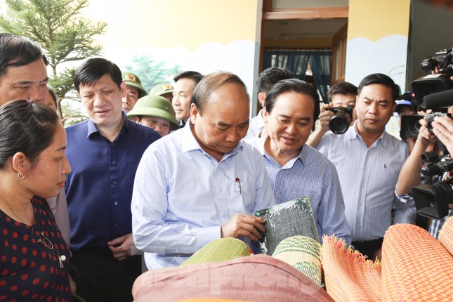 Hình ảnh Thủ tướng Nguyễn Xuân Phúc thăm hỏi, động viên nhân dân rốn lũ Quảng Bình ảnh 2