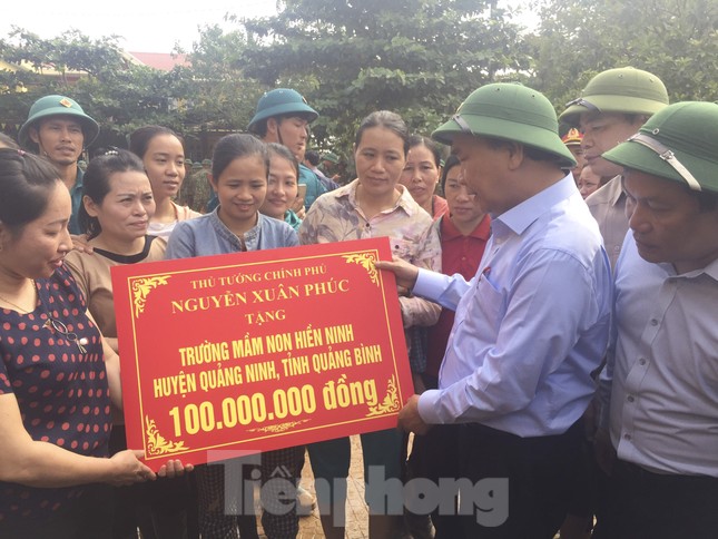 Hình ảnh Thủ tướng Nguyễn Xuân Phúc thăm hỏi, động viên nhân dân rốn lũ Quảng Bình ảnh 5