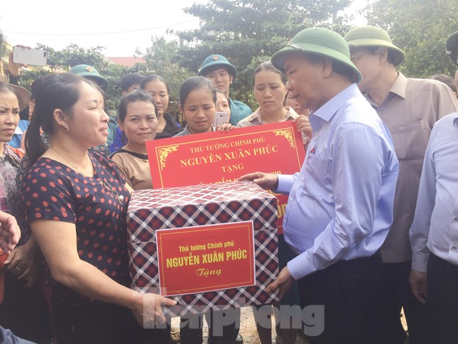 Hình ảnh Thủ tướng Nguyễn Xuân Phúc thăm hỏi, động viên nhân dân rốn lũ Quảng Bình ảnh 6