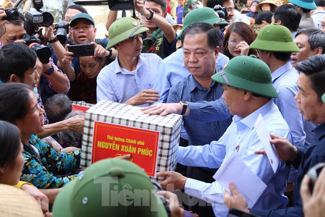 Hình ảnh Thủ tướng Nguyễn Xuân Phúc thăm hỏi, động viên nhân dân rốn lũ Quảng Bình ảnh 8