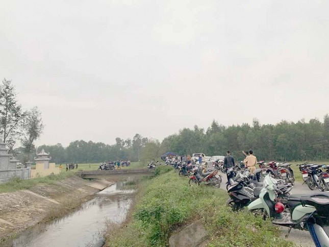 Phát hiện thi thể trong rừng tràm xung quanh là bao tải đựng chó và kích điện ảnh 1